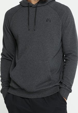 Sudadera oscura con capucha de color gris oscuro, con bolsillo tipo canguro frontal y cordones negros, usada con pantalones negros.