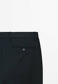 Pantaloni neri a sigaretta con una texture liscia, dotati di una tasca posteriore con bottone e passanti per cintura. Design pulito e minimalista senza motivi.