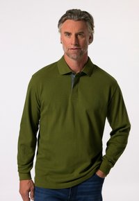 Långärmad polotröja i mörk olivgrön, med ett subtilt strukturmönster och en kontrasterande blå krage. Inkluderar en liten logotyp.