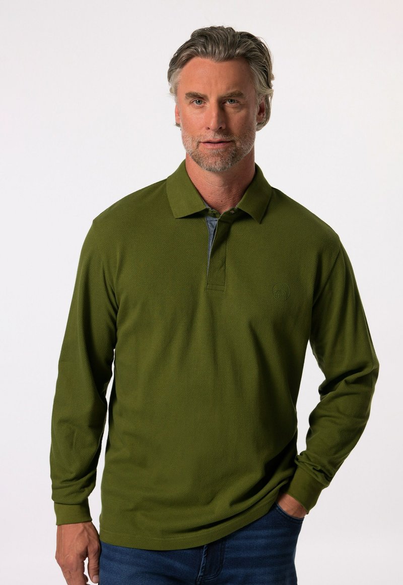 Långärmad polotröja i mörk olivgrön, med ett subtilt strukturmönster och en kontrasterande blå krage. Inkluderar en liten logotyp.