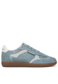 Blauwe suède sneakers met geperforeerde details, lichtgrijze accenten en een bruine rubberen zool. De veters passen bij de kleur van de schoenen.