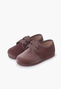 Scarpe in velluto bordeaux con punta tondeggiante, design con lacci e occhielli in tessuto. Texture morbida e suola in gomma per il comfort.