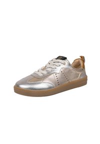 Metallisch silberner Sneaker mit beigefarbenen Akzenten, strukturiertem Leder, runder Zehenpartie, weißen Schnürsenkeln und einer Gummisohle mit strukturiertem Muster.