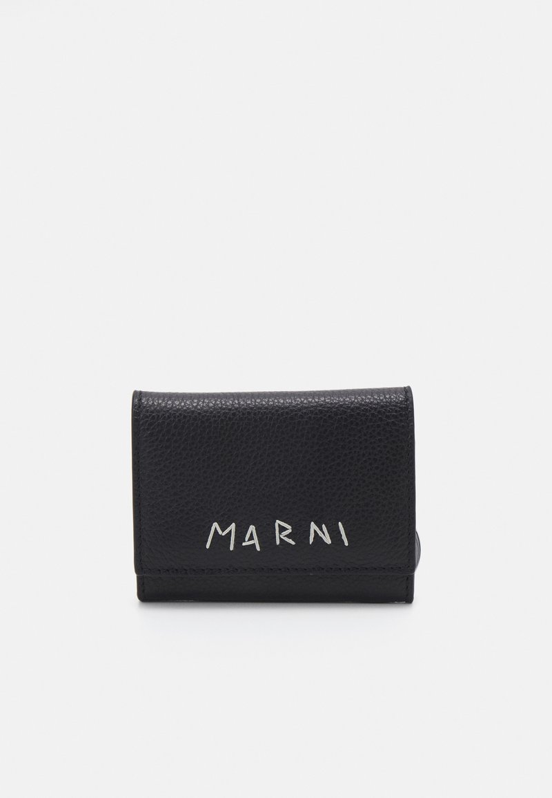 Portefeuille en cuir noir avec une finition texturée, arborant un logo en argent "MARNI" sur le devant et un design en trois volets. Forme compacte et rectangulaire.