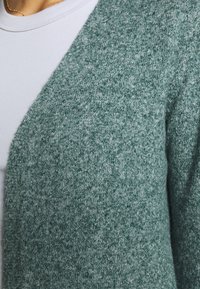 Vero Moda VMDOFFY LS LONG OPEN GA NOOS - Casaco de malha - sea moss/white melange