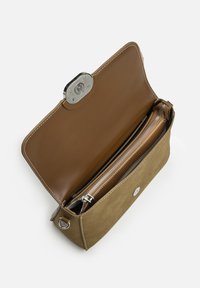 Borsa in suede verde oliva con chiusura metallica. L'interno presenta una fodera liscia marrone, un compartimento con zip e cuciture a contrasto.
