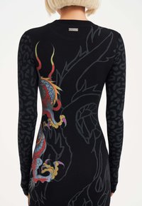 Abito lungo nero a maniche lunghe con un motivo di drago colorato sul retro e maniche testurizzate con stampa leopardata, dal design aderente.