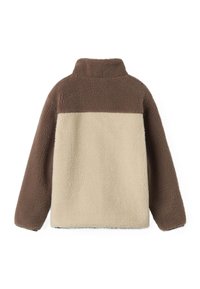 Pullover in pile marrone e crema con colletto alto e design a colori separati. Texture morbida con vestibilità comoda e maniche lunghe.