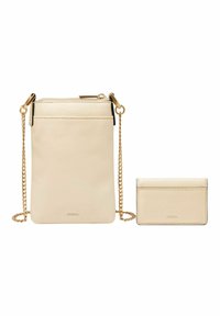 Beige lederen crossbody tas met gouden ketting. Ritssluiting, achtervak, vergezeld van een bijpassende kaarthouder. Eenvoudig, strak ontwerp.