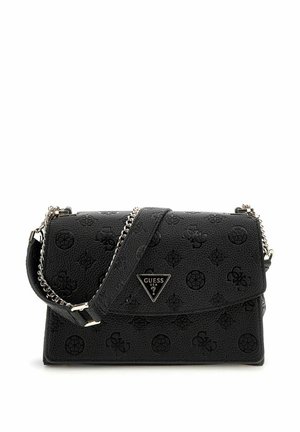 Borsa nera in materiale sintetico con motivi a rilievo del logo, tracolla a catena argentata, emblema triangolare del marchio e forma rettangolare strutturata.