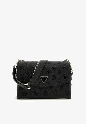 Sac à main synthétique noir avec motifs de logo en relief, bandoulière chaîne argentée, emblème triangulaire de la marque et forme rectangulaire structurée.