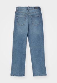 Svetlo modré džíny s rovnými nohavicami, päťvreckovým dizajnom a viditeľným šitím. Pás má na zadnej strane označenie značky.