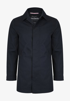 Marineblå, langærmet jakke med et enkelt design, frontlukning med knapper og sidelommer. Fremstillet af glat, vandafvisende stof.