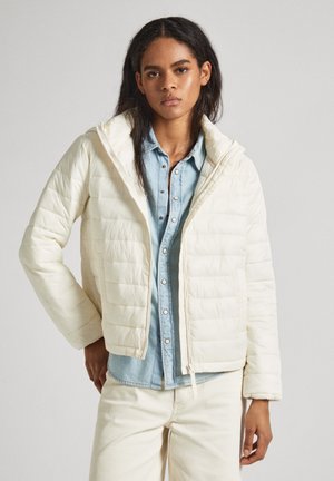 Giacca bianca imbottita con design a righe orizzontali, dotata di zip frontale, cappuccio attaccato e polsini a coste, indossata sopra una camicia di chambray blu chiaro.