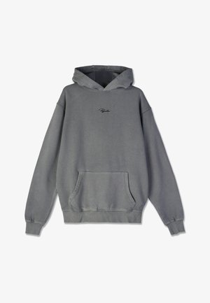 Sweatshirt à capuche gris avec poche avant et petit logo script noir centré sur la poitrine, manches longues et bords côtelés.