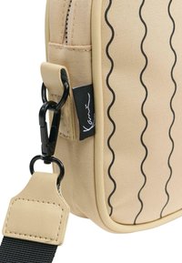 Karl Kani SIGNATURE ZICZAC PINSTRIPEMESSENGER - Taška s příčným popruhem - off white