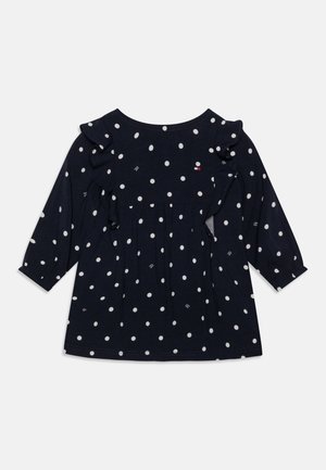 Marineblaues Langarm-Kleid für Kleinkinder mit weißen Punkten und Rüschen am Brust- und Schulterbereich.