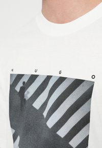 HUGO DODGER - Tričko s potlačou - white