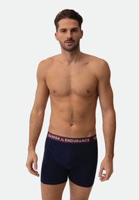 Granatowe bokserki z bordowym elastycznym paskiem w pasie z białym napisem "DANISH ENDURANCE". Gładka tkanina, dopasowany krój.