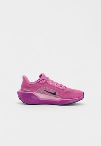 Chaussure de sport rose avec logo Nike noir, dessus en mesh et semelle épaisse rembourrée conçue pour la course.