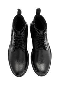 Czarne skórzane botki na kostkę z teksturowanym wykończeniem, okrągłym noskiem, sznurowanym zapięciem oraz pętelką z tyłu ułatwiającą zakładanie.