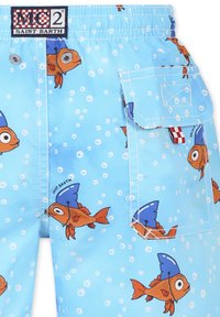Pantaloni da bagno blu con un motivo di pesci, pesci arancioni con cappelli blu su sfondo di bolle bianche, cintura elastica e tasca laterale.