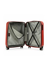 Roter Hartschalenkoffer mit einem grauen geometrischen Innenfutter. Besitzt eine Reißverschlusstasche und Kreuzgurtbänder zur Sicherung der Gegenstände, montiert auf Rollen.