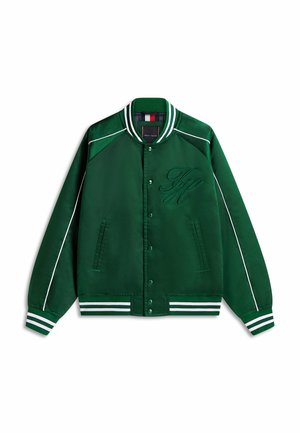 Grøn varsityjakke med hvid kant, stribede ribstrikkede ærmeender og kant, trykknaplukning foran og broderede initialer på venstre bryst.