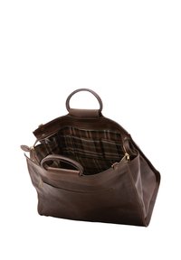Borsa in pelle marrone con un design strutturato, dotata di un manico ad anello e una fodera in tessuto a quadri. Include tasche con zip e aperte all'interno.