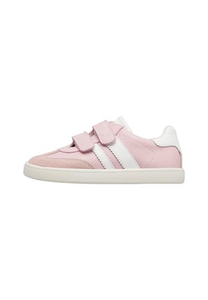 Scarpa da ginnastica bassa rosa e bianca con due cinturini in velcro, suola in gomma bianca e patch sul tallone bianco, vista laterale su sfondo bianco.