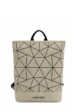 Grauem Rucksack mit einem geometrischen schwarzen Muster, aus weichem Material gefertigt, mit einem oberen Griff und verstellbaren Trägern. Markenname angezeigt.