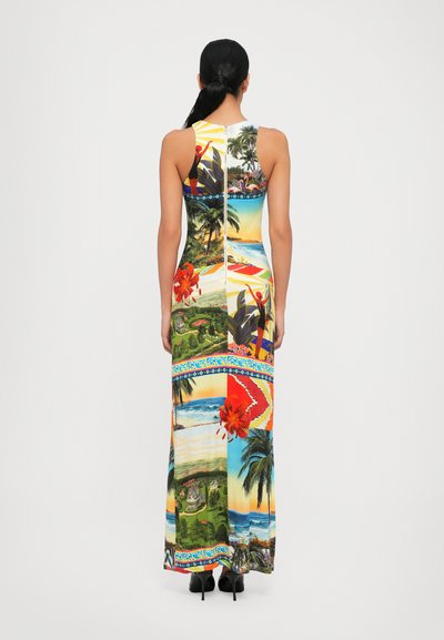 Rochie maxi cu imprimeu tropical vibrant, prezentând scene colorate, accente florale și un corset ajustat. Țesătură netedă și ușoară, design fără mâneci.