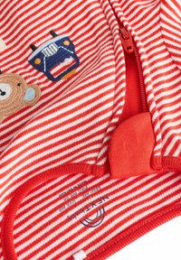 Body per neonati a righe rosse e bianche con zip, decorato con ricami di un orso e di una macchina vintage blu. Tessuto morbido con finiture a costine.