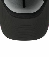 Schwarze Baseballmütze mit gebogenem Schirm. Die Unterseite zeigt ein bunt gesprenkeltes Muster. Hergestellt aus strukturiertem Stoff, geeignet für Freizeitkleidung.