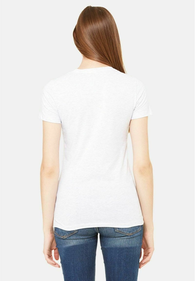 T-shirt en coton blanc à manches courtes, avec un col rond et une coupe ajustée, associé à un jean bleu, vu de dos.