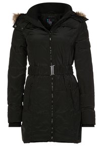 Manteau d'hiver noir matelassé avec fermeture éclair à l'avant, ceinture réglable à la taille, poches zippées, poignets côtelés et bordure en fausse fourrure sur la capuche.