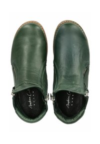 Zielone skórzane botki za kostkę o miękkiej teksturze, z dwoma bocznymi zamkami błyskawicznymi i kontrastowym przeszyciem. Okrągły czubek i wyściełane wnętrze.