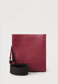 Βουργουνδί πορτοφόλι από δέρμα με υφή, ορθογώνιο σχήμα, ανάγλυφο λογότυπο και αποσπώμενο μαύρο υφασμάτινο λουράκι καρπού.