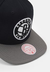 Mitchell & Ness NBA BROOKLYN NETS TEAM TONE SNAPBACK - Roupa de discoteca - black/grey
