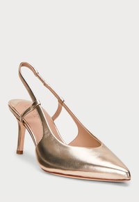 Metalni zlati slingback čevelj s visokim peto, koničastim nosom, tankim peto in izrezanim dizajnom ob straneh. Gladka tekstura.