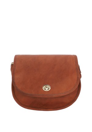 Sac bandoulière en cuir marron avec rabat arrondi et fermeture à loquet tournant dorée à l'avant.