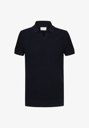Camisa polo de manga corta azul oscuro, con cuello en V y dobladillo acanalado. Fabricada con un tejido suave, tiene un corte clásico y un sutil detalle de logo.