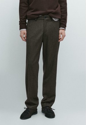 - Spodnie materiałowe