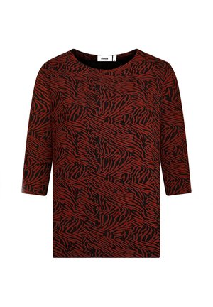 Rot-schwarzes Oberteil mit dreiviertel Ärmeln, das ein strukturiertes Tigerstreifenmuster und einen runden Ausschnitt aufweist. Hergestellt aus einem weichen Material.