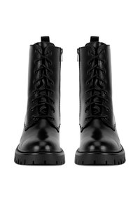 Čierne kožené členkové topánky s viazaním a bočným zipsom. Vyznačujú sa hladkou textúrou a odolnou gumovou podrážkou s jemným vzorom.