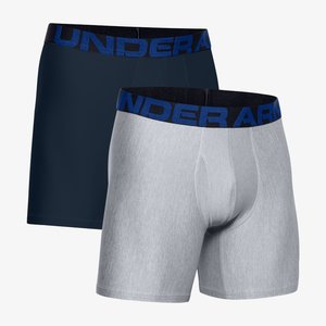 Twee paar boxershorts: één marineblauw en één lichtgrijs. Beide hebben een zwarte tailleband met blauwe "UNDER ARMOUR" branding.