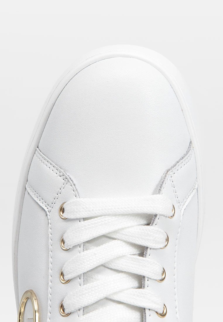 Witte sneaker met een glad leren bovenwerk, ronde neus en platte veters. Inclusief gouden oogjes en stiksels als accent.