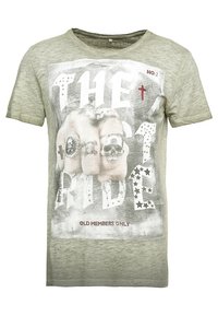 Ljusgrå t-shirt med kort ärm som har ett grafiskt tryck av en knuten näve med dödskalle detaljer. Texten inkluderar "THE RIDE" och "OLD MEMBERS ONLY."