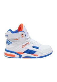 Tenisky vysoké, bílé kůže s modrými a oranžovými akcenty, polstrovaný límec, perforovaná strana, nastavitelný pásek, s podpisem "Patrick Ewing".