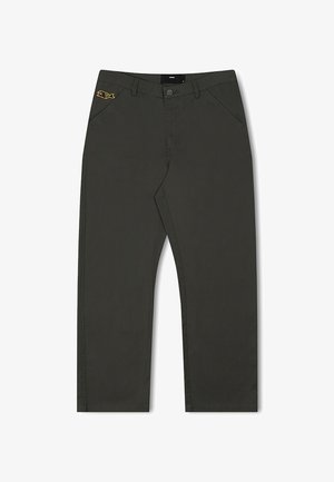 Ciemnozielone, proste spodnie wykonane z trwałego materiału, z bocznymi kieszeniami i żółtym logo ryby na przodzie.